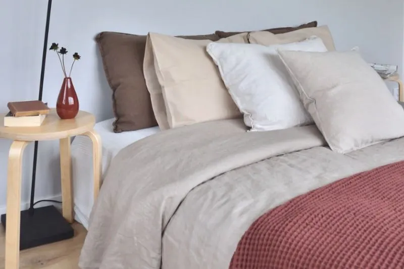 Minimalistická ložnice přírodní barvy